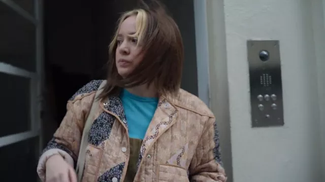 Deuxième veste de pâtisserie Lotdis féminine portée par Joan (Annie Murphy) vue dans Black Mirror (S06E01)