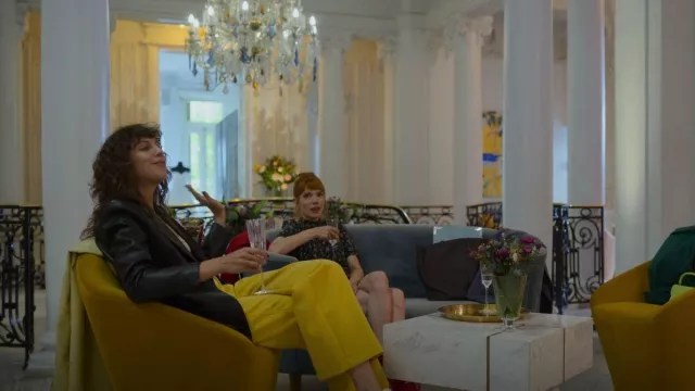 Pantalon taille haute Zara en jaune porté par Lola (Silma López) vu dans Valeria (S03E02)