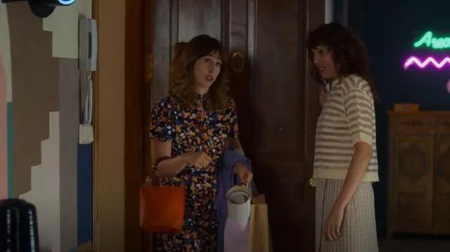 Sandro Mered­ith Checked Twill Mi­ni Wrap Skirt worn by Carmen (Paula Malia) as seen in Valeria (S03E04)