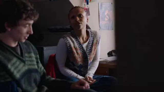 Re/Done Beige 50s Cardigan Vest usado por Pia (Myha'la Herrold) como se ve en Black Mirror (S06E02)
