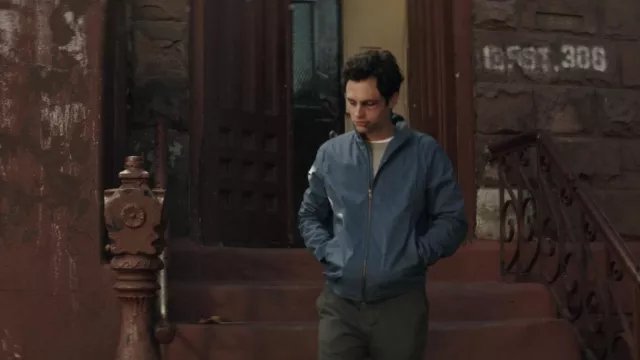 Le blouson bleu zippé porté par Joe Goldberg (Penn Badgley) dans la série YOU (Saison 1 Episode 6)