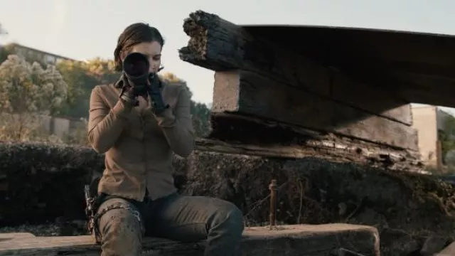 Camisa de algodón con paneles de camiseta James Perse usada por Maggie Rhee (Lauren Cohan) en The Walking Dead: Dead City (S01E01)