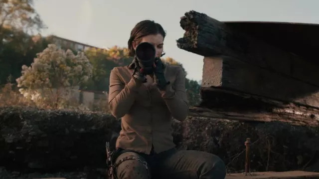 Chemise en coton lambrissée James Perse portée par Maggie Rhee (Lauren Cohan) comme on le voit dans The Walking Dead: Dead City (S01E01)