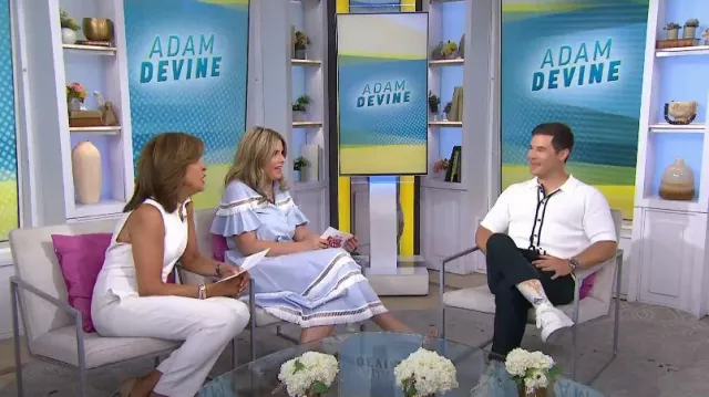Camiseta de punto Reiss Icon Che usada por Adam DeVine como se ve en Today with Hoda & Jenna el 20 de junio de 2023