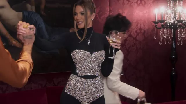 Dolce & Gabbana Crystal Embelleshed Mini Shorts usados por Khloé Kardashian como se ve en The Kardashians (S03E05)