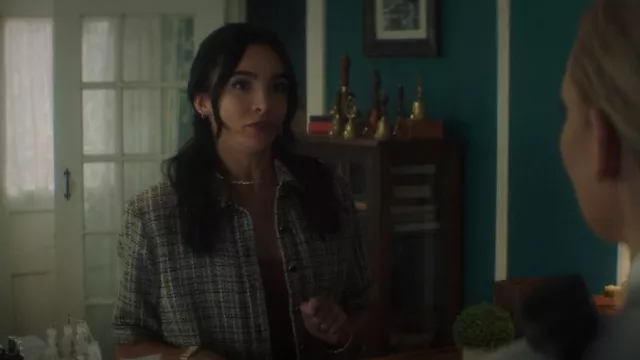 Sandro Glwadys Chaqueta de tweed de mezcla de algodón metálico recortada usada por Bess Marvin (Maddison Jaizani) como se ve en Nancy Drew (S04E04)