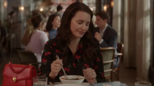Bulgari Crossbody Bag porté par Charlotte York (Kristin Davis) comme on le voit dans And Just Like That... (S02E02)