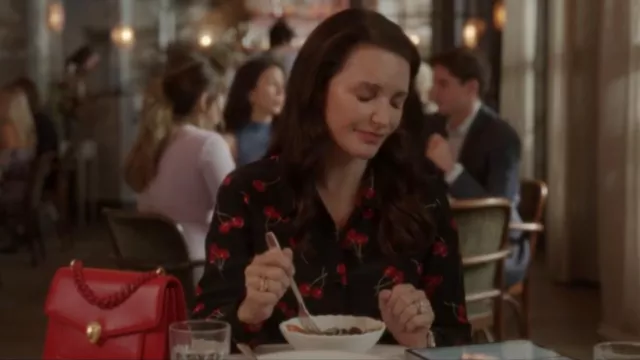 Dana Buchman Chemisier à boutons cerise porté par Charlotte York (Kristin Davis) comme on le voit dans And Just Like That... (S02E02)