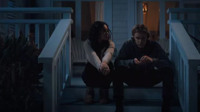Ugg Mini II portée par Bronwyn Rojas (Marianly Tejada) vue dans One of Us Is Lying (S02E07)