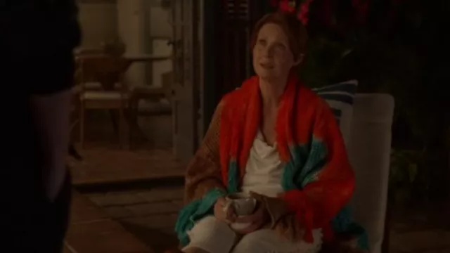 Alanui California Dreamin Belted Fringe Net Cardigan porté par Miranda Hobbes (Cynthia Nixon) comme on le voit dans And Just Like That... (S02E02)