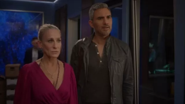 Jemma Wynne Diamond Pear Charm porté par Carrie Bradshaw (Sarah Jessica Parker) comme on le voit dans And Just Like That... (S02E02)