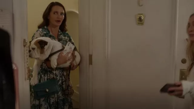 Sac à bandoulière en cuir Bvlgari Serpenti Forever porté par Charlotte York (Kristin Davis) comme on le voit dans And Just Like That... (S02E01)