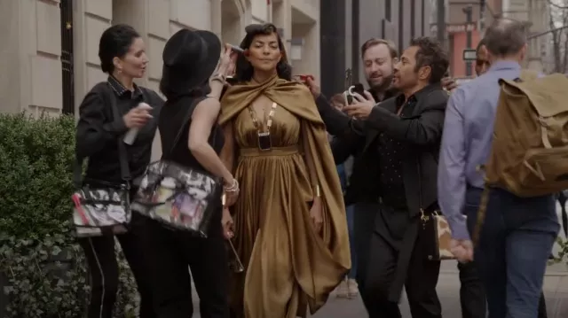 Robe de satin de soie drapée effet cape Balmain portée par Seema Patel (Sarita Choudhury) comme on le voit dans And Just Like That... (S02E01)