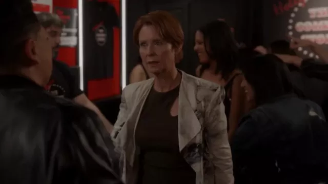 K.ngsley Romain Cutout Ribbed Tank porté par Miranda Hobbes (Cynthia Nixon) comme on le voit dans And Just Like That... (S02E01)