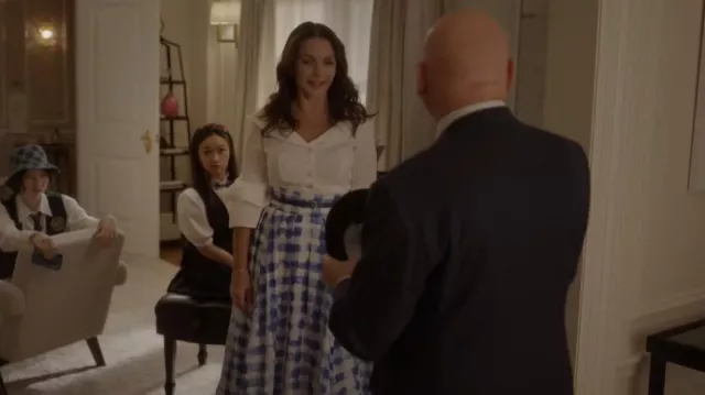Rosie Assoulin Jupe plissée en vichy bleu portée par Charlotte York (Kristin Davis) comme on le voit dans And Just Like That... (S02E01)