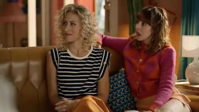 The striped top Zara worn by Nerea (Teresa Riott) in the series Valeria (S03E05)
