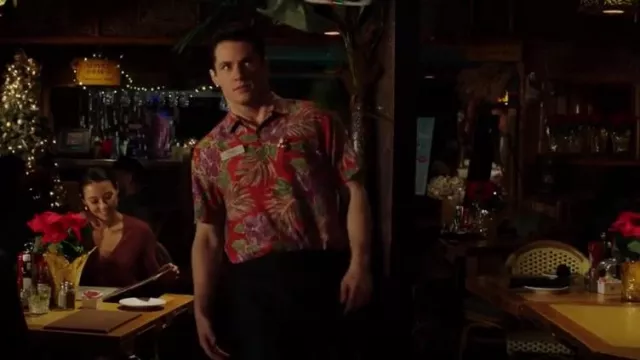 Tommy Bahama Hi­bis­cus Cove Trop­i­cal-Print Shirt worn by Trawis as seen in 9-1-1 (S02E10)