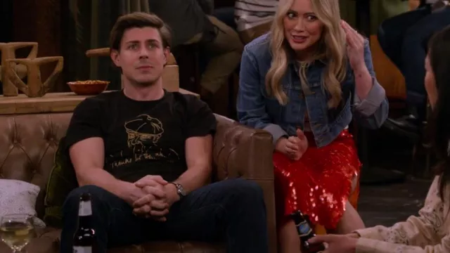 Leonard Cohen Store remercie pour le T-shirt de danse porté par Jesse (Chris Lowell) comme on le voit dans How I Met Your Father (S02E17)