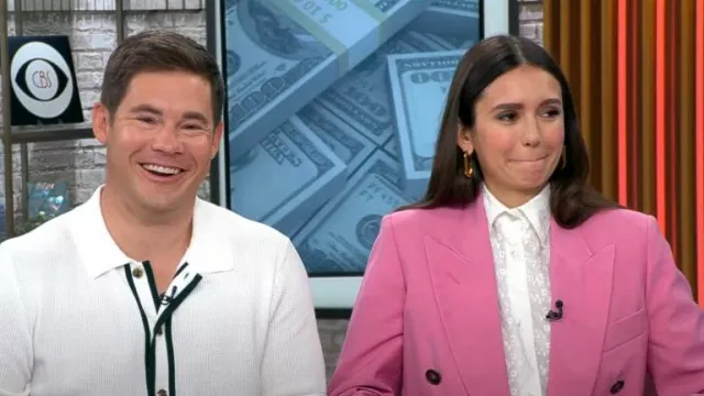 El blazer Andamane Lavinia en viscosa rosa usado por Nina Dobrev como se ve en CBS Mornings el 20 de junio de 2023