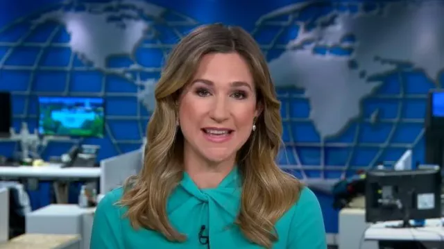 Donna Morgan Stretch Crepe 3/4 Sleeve Twisted Escote Sheath Vestido usado por Caitlin Huey-Burns como se ve en CBS Mornings el 21 de junio de 2023