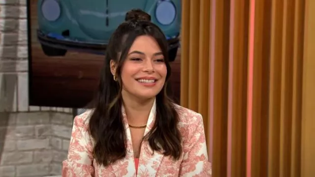 L'Agence Brooke Blazer en Rose Tan Multi usado por Miranda Cosgrove como se ve en CBS Mornings el 22 de junio de 2023
