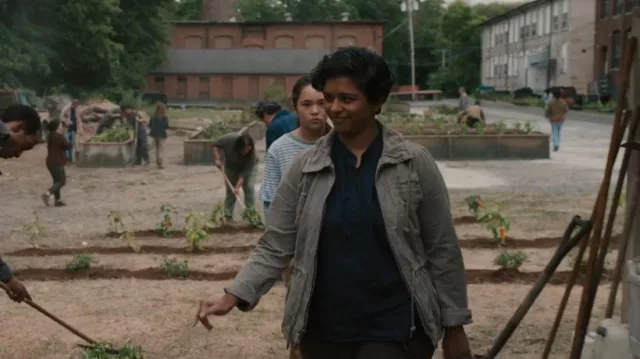 Michael Stars M Revolve Linen Olive Green Zip Utility Jacket Boho usado por Nina (Pallavi Sastry) como se ve en The Walking Dead: Dead City (S01E02)
