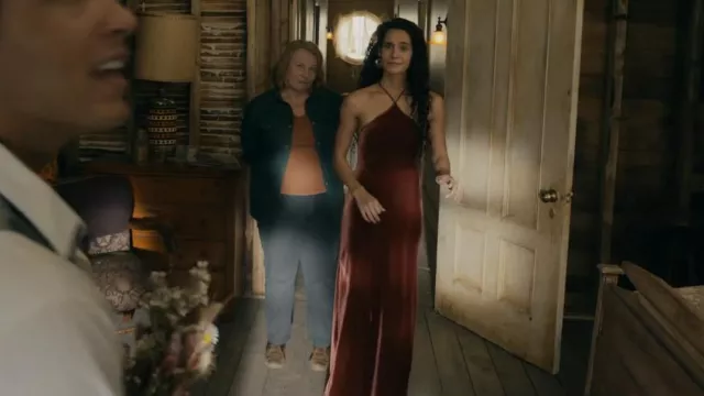 Robe Midi Gap Velvet portée par Fatima (Pegah Ghafoori) comme on le voit dans From (S02E10)