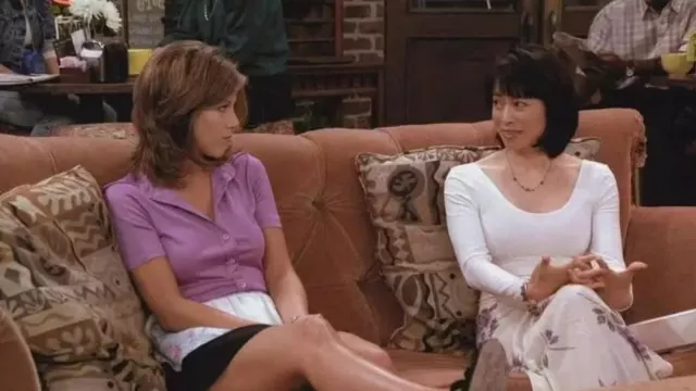 Falda larga sedosa con estampado de iris plateado y púrpura usado por Julie (Lauren Tom) en el programa de televisión Friends (S02E02)