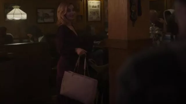 Tory Burch Leather Tex­tured Tote worn by Missy (Sharon Lawrence) as seen in Joe Pickett (S02E05)