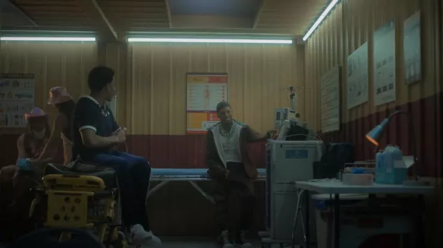 Baskets en cuir Gucci Web Stripe portées par Andre Johnson, Jr. (Marcus Scribner) comme on le voit dans grown-ish (S06E01)