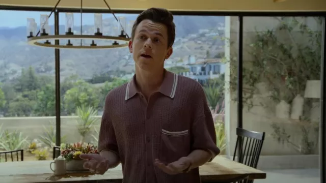 Suéter Polo de tela estándar Refine Button-Up en malva usado por Jackson Dragon (John Owen Lowe) como se ve en Inestable (S01E03)