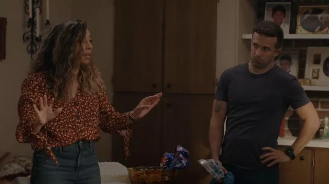 Madewell Spring Prairie Tie Sleeve Button Front Top porté par Drea (Christina Vidal) comme on le voit dans Primo (S01E01)