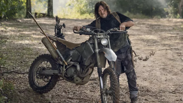 Moto KTM utilisée par Daryl Dixon (Norman Reedus) dans la série télévisée The Walking Dead (saison 10, épisode 21)