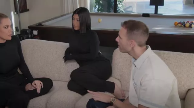Balenciaga Turtleneck Glove Top porté par Kourtney Kardashian vu dans The Kardashians (S03E06)