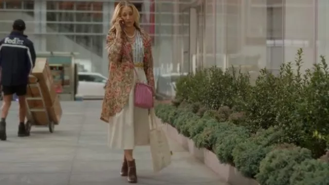 Les bottines en cuir Maison Martin Margiela portées par Carrie Bradshaw (Sarah Jessica Parker) comme on le voit dans And Just Like That... (S02E03)