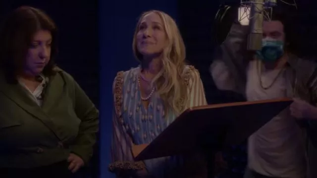 Giorgio di Sant’Angelo Robe perlée des années 1970 portée par Carrie Bradshaw (Sarah Jessica Parker) comme on le voit dans And Just Like That... (S02E03)