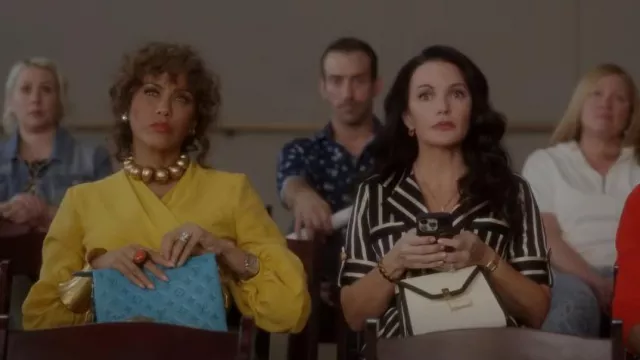 Valextra Iside Mini Bag Intarsia porté par Charlotte York (Kristin Davis) comme on le voit dans And Just Like That... (S02E03)