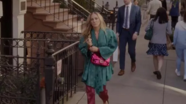 hannah on X: Carrie Bradshaw with her pink sequin Fendi baguette