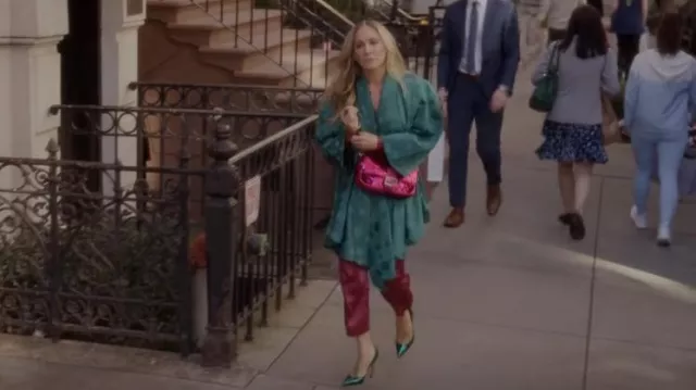 Gianvito Ross Metal­lic Leather Pumps worn by Carrie Bradshaw (Sarah Jessica Parker) as seen in And Just Like That… (S02E03)