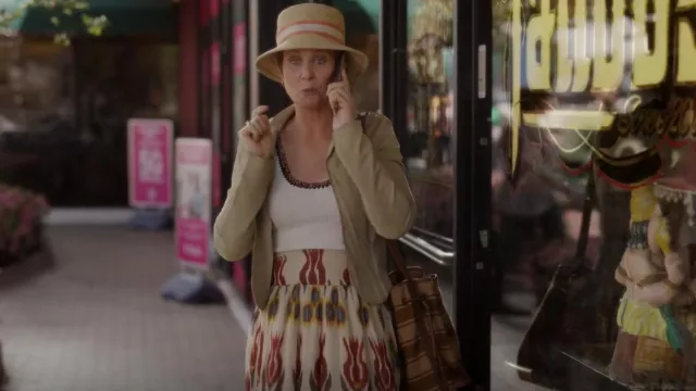 Red Valentino Gath­ered Print­ed Silk-Cre­pon Mi­di Wrap Skirt worn by Miranda Hobbes (Cynthia Nixon) as seen in And Just Like That… (S02E03)