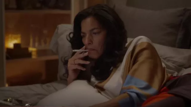Silvia Tcherassi Bellagio Chemisier en soie à manches ballon rayées porté par Seema Patel (Sarita Choudhury) comme on le voit dans And Just Like That... (S02E03)
