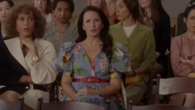 Oscar de la Renta Robe en coton extensible à manches bouffantes florales portée par Charlotte York (Kristin Davis) comme on le voit dans And Just Like That... (S02E03)