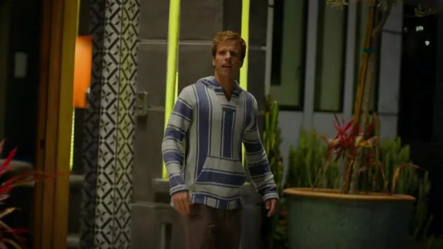 Faherty Men’s Cascade Hoodie porté par TJ (Tom Allen) comme on le voit dans Unstable (S01E05)