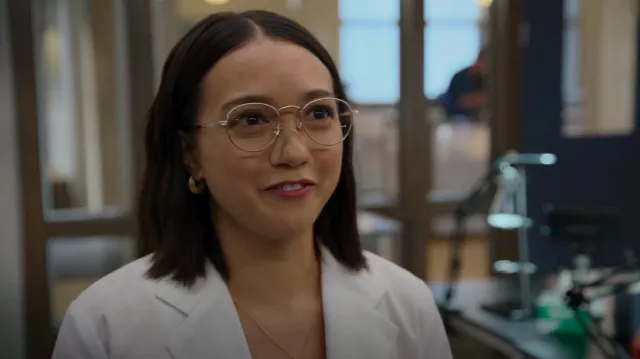 Aretes de aro pequeño con bordes gruesos de Madewell usados por Luna (Rachel Marsh) como se ve en Unstable (S01E05)