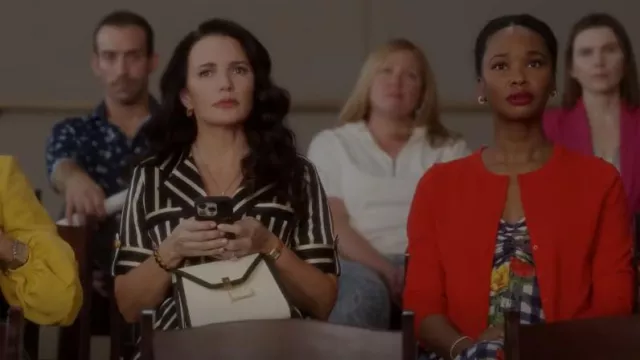 Cara Cara Maidstone a imprimé une robe midi en voile de coton portée par Deirdre (Wakeema Hollis) comme on le voit dans And Just Like That... (S02E03)