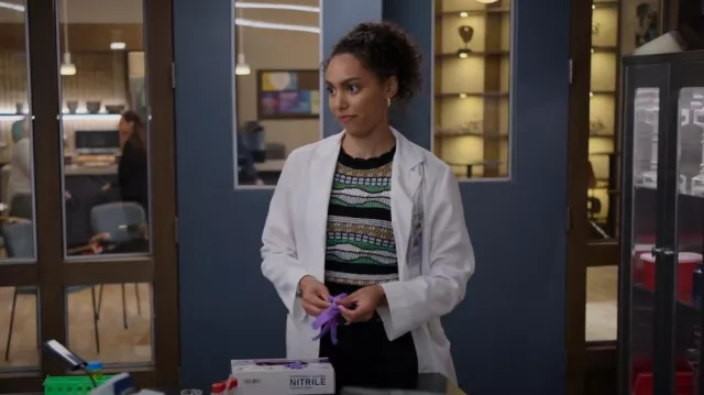 Sandro Tricot sans manches porté par Ruby (Emma Ferreira) vu dans Unstable (S01E06)
