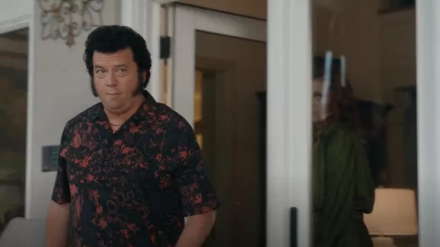 MCQ Black & Red Allover Print Shirt usada por Jesse Gemstone (Danny McBride) como se ve en The Righteous Gemstones (S03E02)