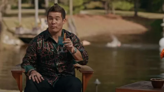Et maintenant cette chemise à paillettes brillantes portée par Kelvin Gemstone (Adam DeVine) comme on le voit dans The Righteous Gemstones (S03E03)