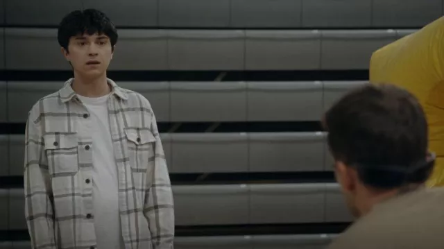 Sur-chemise H&M Twill portée par Rafa (Ignacio Diaz-Silverio) comme on le voit dans Primo (S01E07)