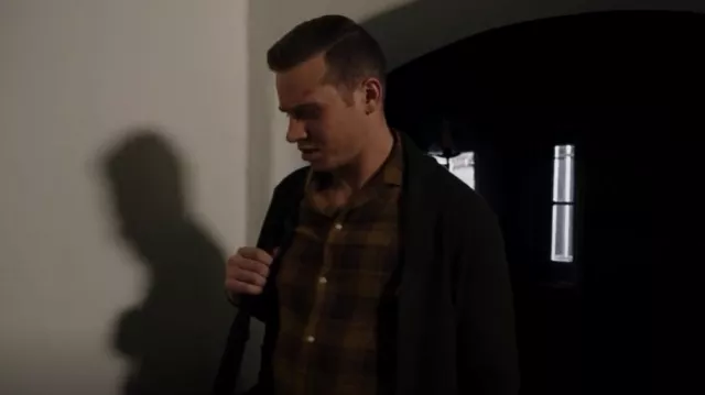 Gitman Bros Long Sleeve Button Down porté par Evan 'Buck' Buckley (Oliver Stark) comme on le voit dans 9-1-1 (S02E10)